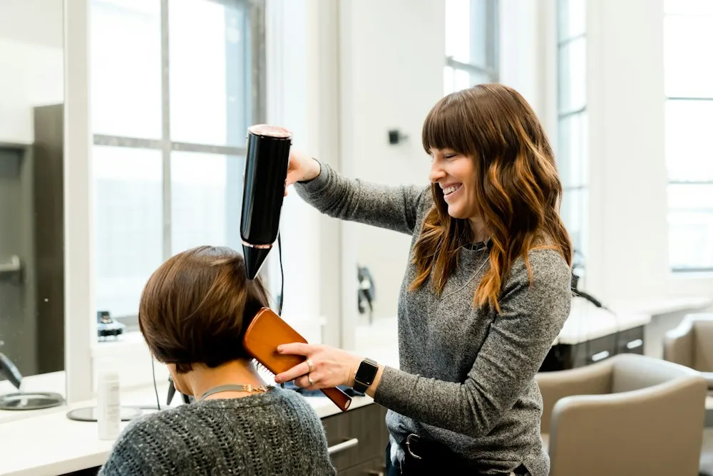 Stimmungsbild: Haare werden mit Bürste und Föhn gestylt