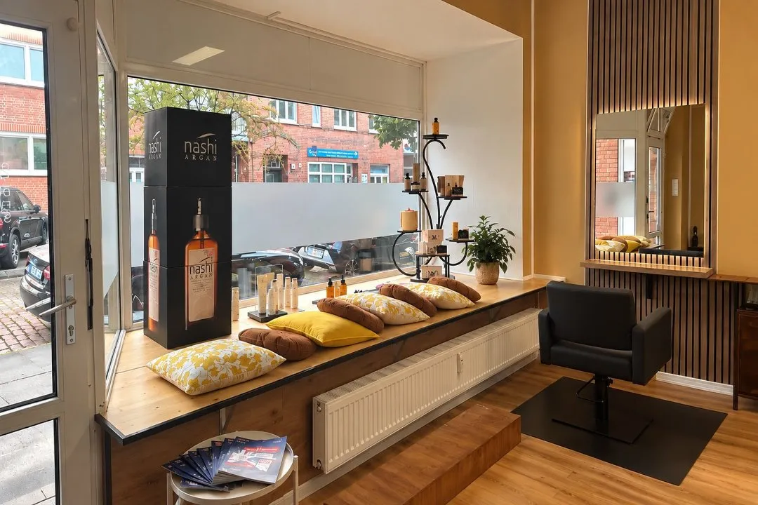 Unser Salon in der Planckstraße: helle Fenster, warme Holztöne und ein Platz zum Wohlfühlen